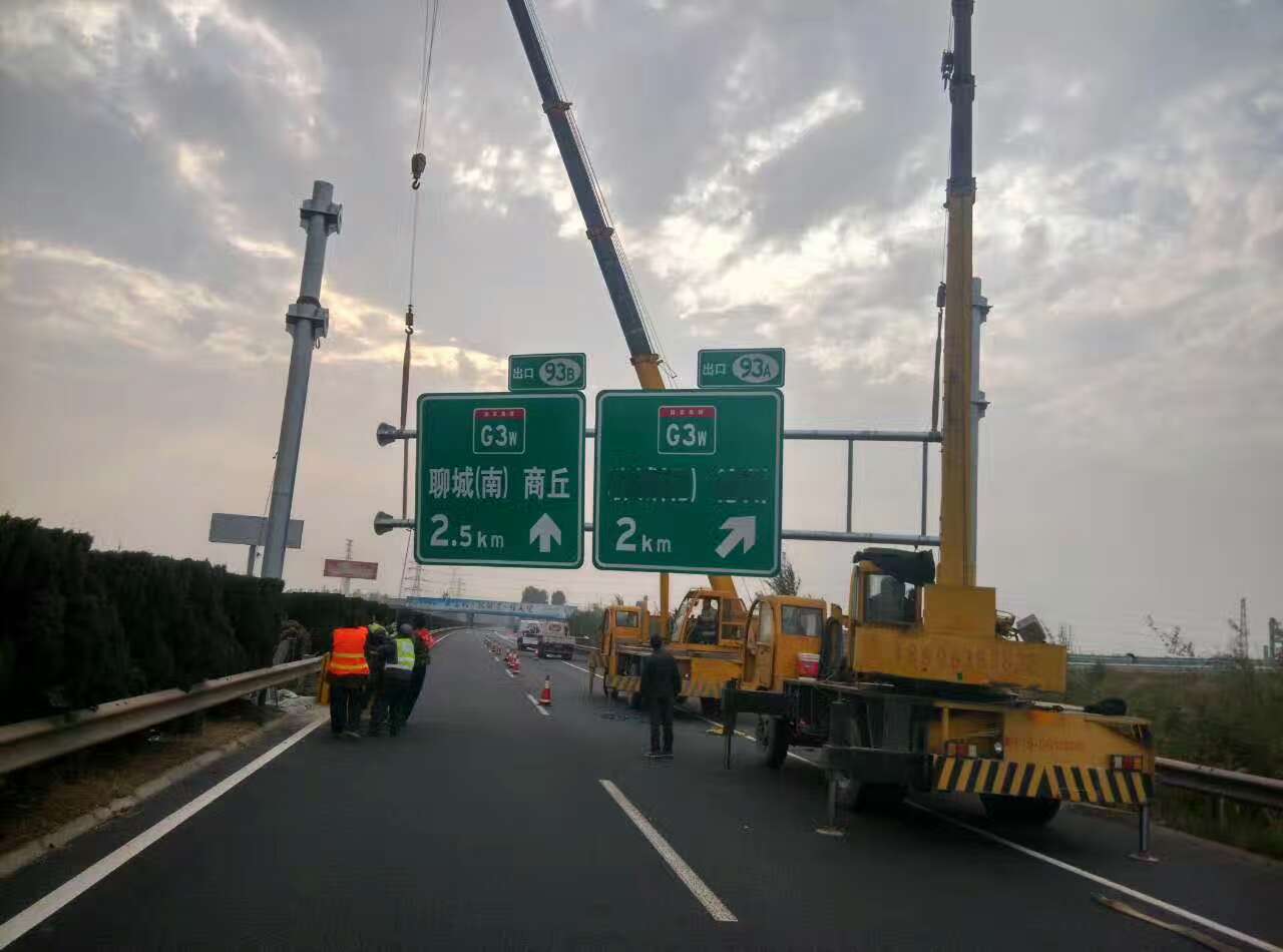 塔城塔城高速公路标志牌施工案例